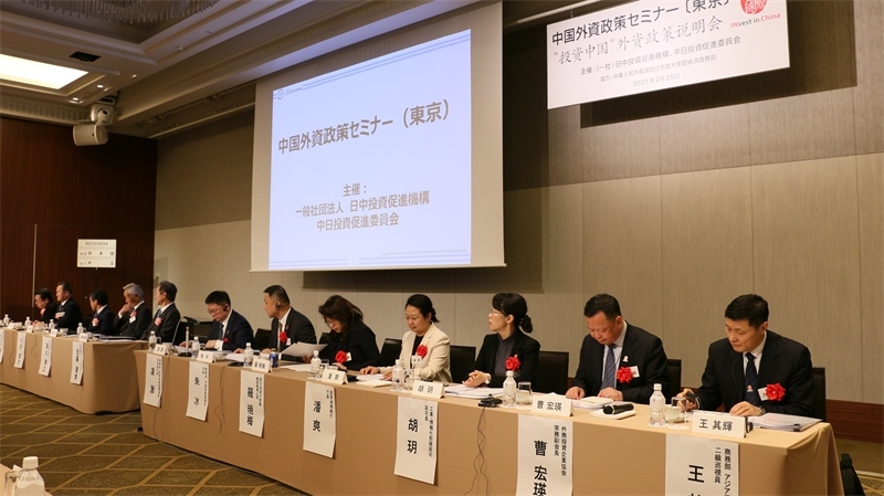 商務(wù)部和工業(yè)和信息化部相關(guān)司局負責(zé)人進行政策說明以及答疑解惑。人民網(wǎng) 許可攝