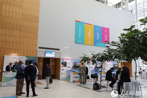 第5屆“共同金融”峰會在南非開普敦國際會議中心開幕。圖為與會嘉賓正在交談。人民網(wǎng)記者 戴楷然攝