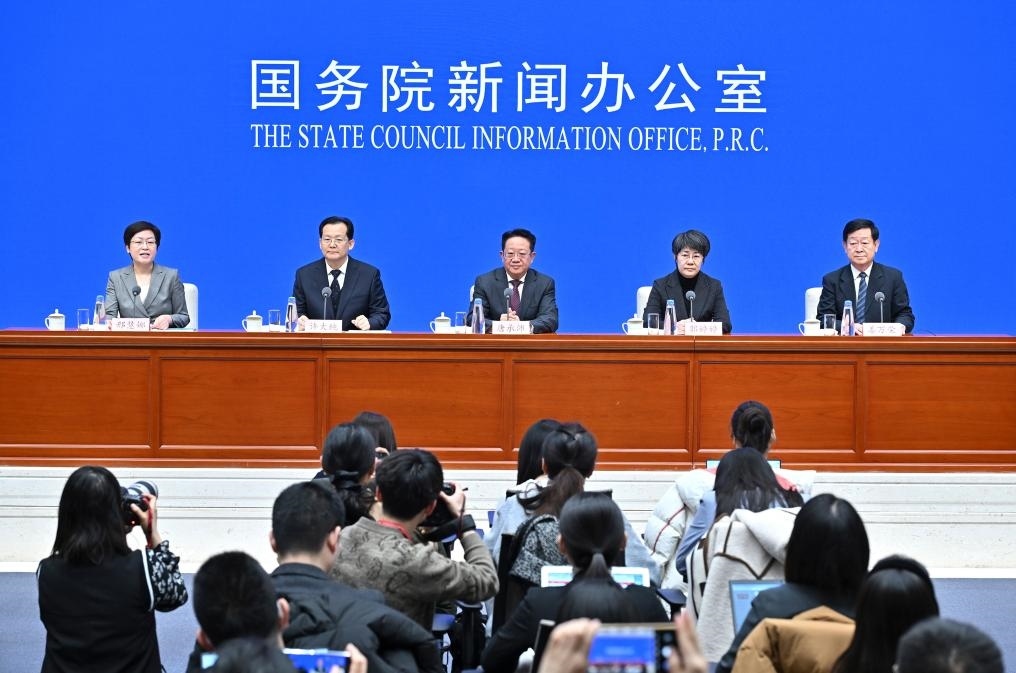 2月28日，國務(wù)院新聞辦公室在北京舉行國務(wù)院政策例行吹風(fēng)會，民政部副部長唐承沛、財政部副部長郭婷婷、自然資源部副部長許大純、住房城鄉(xiāng)建設(shè)部副部長姜萬榮和國務(wù)院新聞辦公室新聞發(fā)言人介紹2024年國務(wù)院部門辦理全國人大代表建議和全國政協(xié)提案工作有關(guān)情況，并答記者問。新華社記者 李鑫 攝