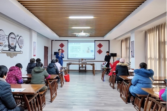 實(shí)踐支隊(duì)隊(duì)員在涇河村進(jìn)行反詐宣講。學(xué)校供圖