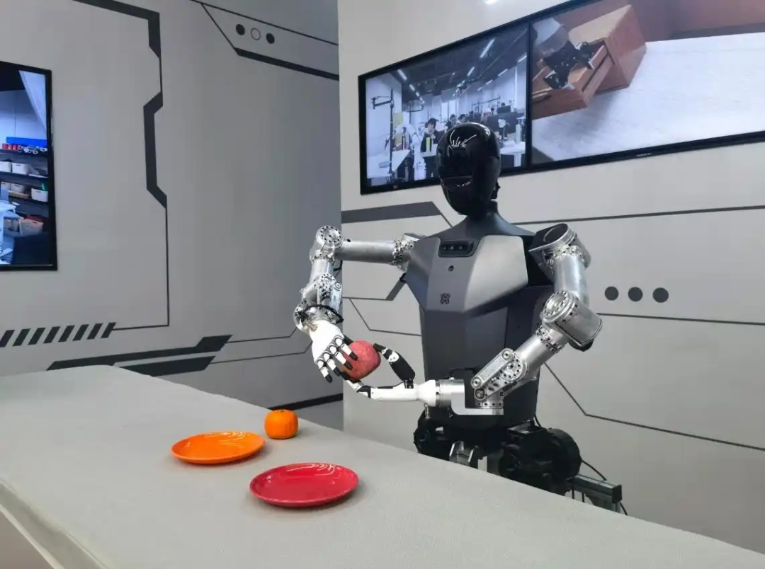 △2025年2月24日，北京“機器人大世界”展出的機器人正在完成日常家務(wù)。