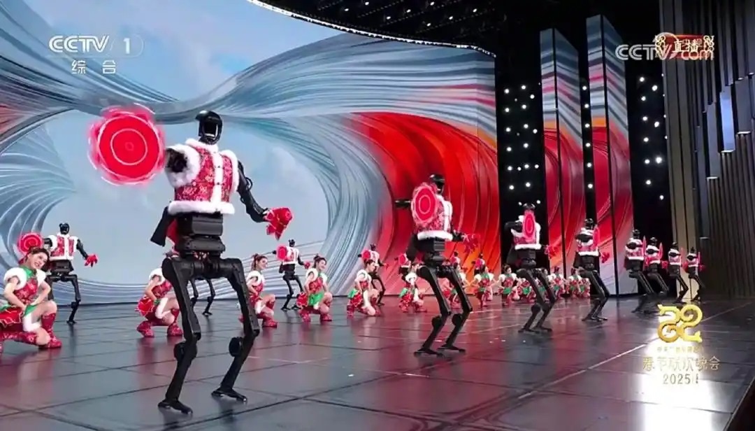 △今年春晚，宇樹科技人形機器人身穿東北特色的花棉襖扭秧歌，呈現(xiàn)出全新視覺效果。