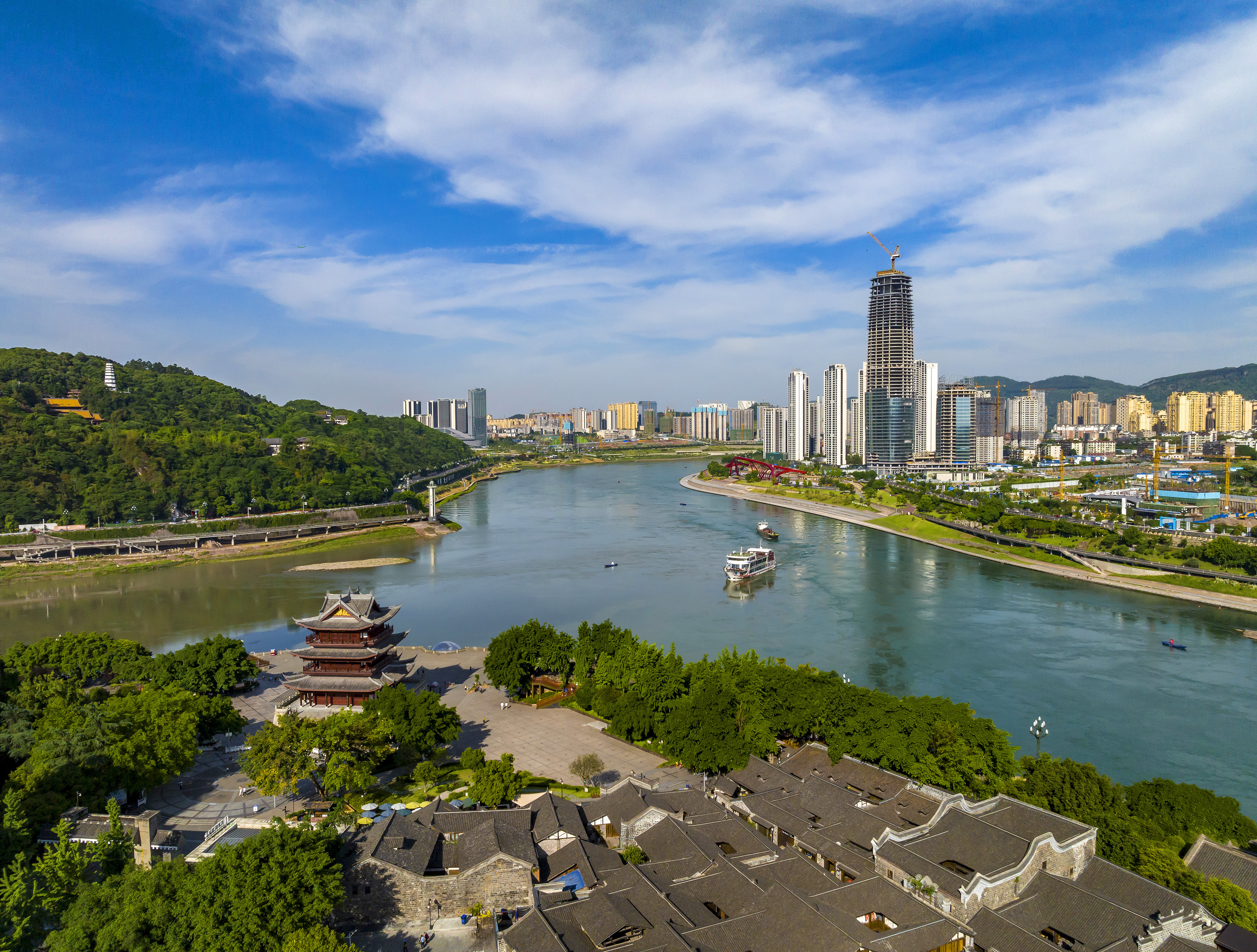 “長江首城”四川宜賓，經(jīng)過長江生態(tài)綜合治理后的三江交匯處風(fēng)光。