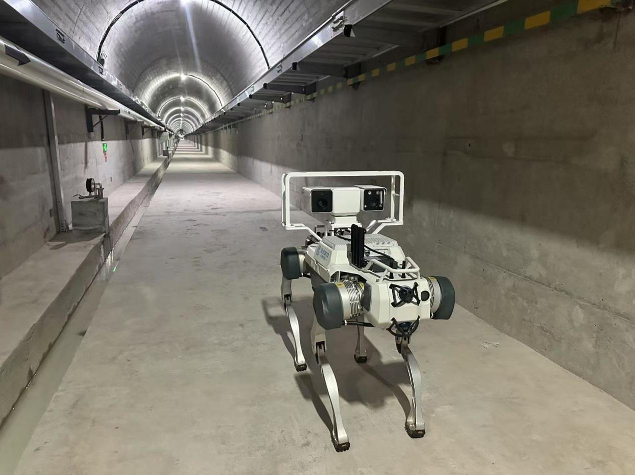 機(jī)器人正在對(duì)大壩廊道進(jìn)行巡檢，重點(diǎn)監(jiān)測(cè)裂縫，滲水點(diǎn)，積水等。水利部供圖