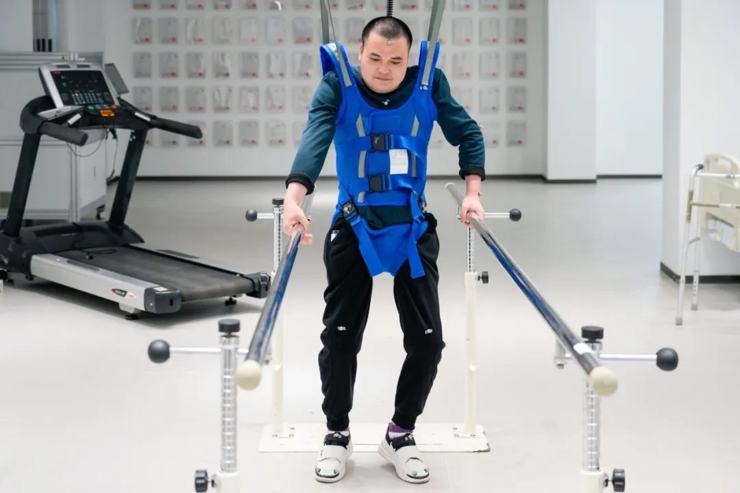 在術(shù)后第14天，患者依靠自身運(yùn)動(dòng)意圖行走。復(fù)旦大學(xué)供圖