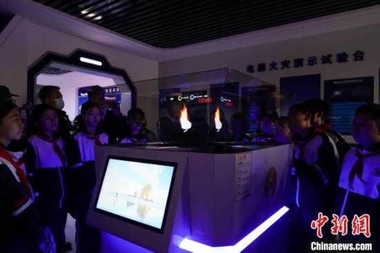 圖為學(xué)生們參觀道里區(qū)消防救援大隊(duì)消防科普體驗(yàn)館內(nèi)幻影成像燃燒三要素實(shí)驗(yàn)臺(tái)。中新社記者 趙宇航 攝