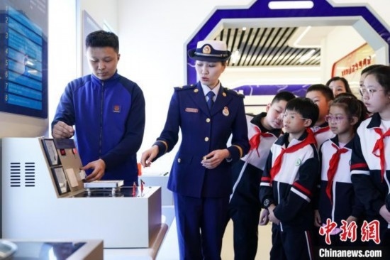 圖為學(xué)生們參觀道里區(qū)消防救援大隊(duì)消防科普體驗(yàn)館內(nèi)電器火災(zāi)演示實(shí)驗(yàn)臺(tái)。中新社記者 趙宇航 攝