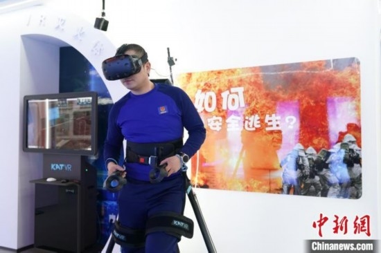 圖為消防員利用VR展示火災(zāi)如何逃生。中新社記者 趙宇航 攝