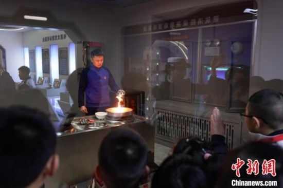 圖為學(xué)生們參觀道里區(qū)消防救援大隊(duì)消防科普體驗(yàn)館內(nèi)火場(chǎng)真實(shí)體驗(yàn)演示區(qū)。中新社記者 趙宇航 攝