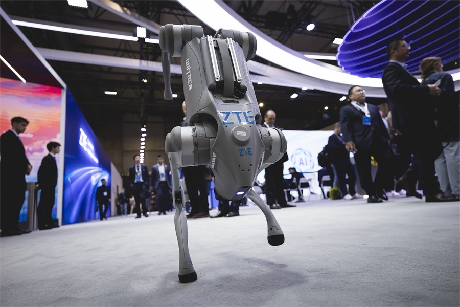 中興展位上的機(jī)器狗。