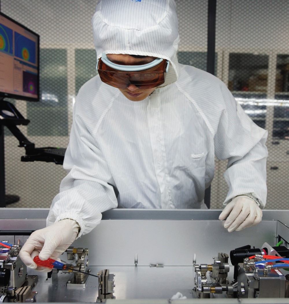 科研人員在廣東東莞阿秒科學中心實驗室調(diào)試高性能激光器（2025年1月10日攝）。金立旺攝/本刊