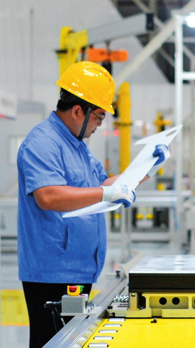 工人在位于廣東珠海的緯景儲能珠?！俺珿工廠”工作（2024年5月19日攝）。李任滋攝/本刊