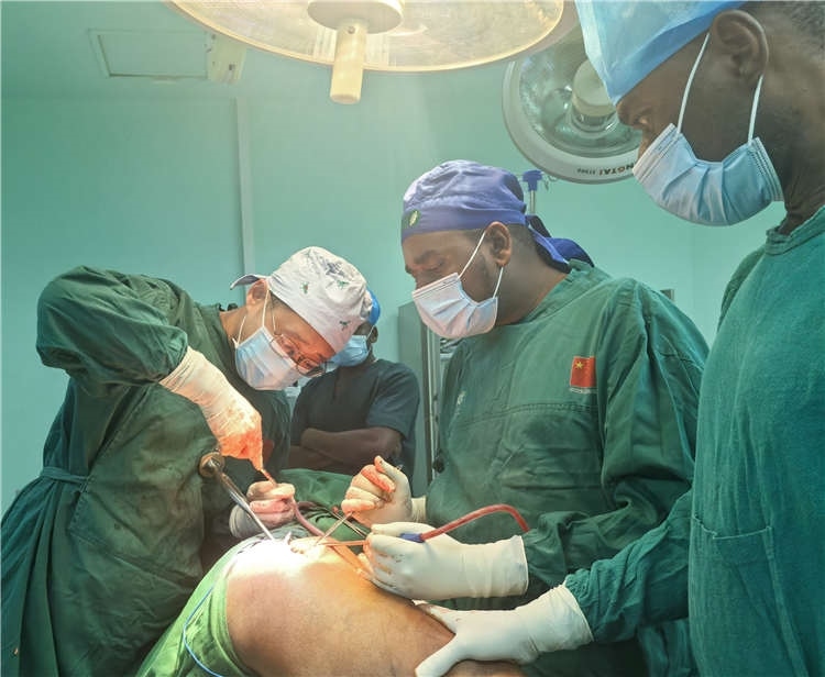王磊醫(yī)師手術(shù)中。中國援桑醫(yī)療隊供圖