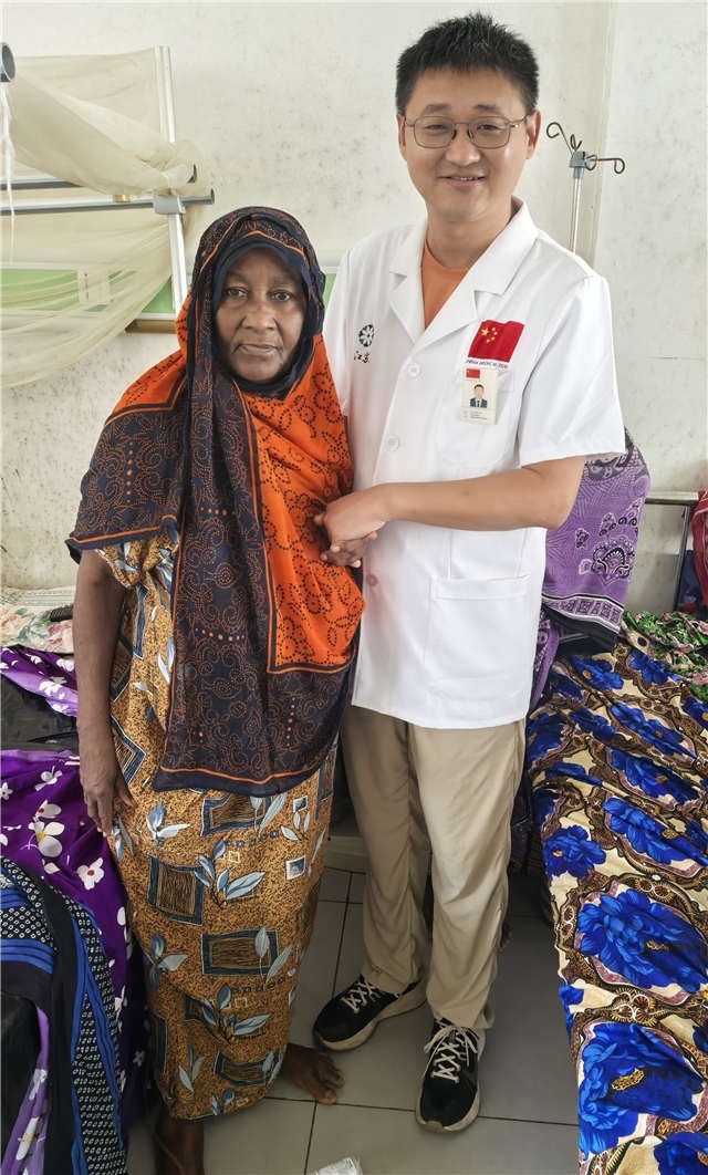 術(shù)后第二天患者即能站立。中國援桑醫(yī)療隊供圖