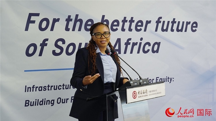 馬塞莫拉女士詳細(xì)介紹了南非政府在基礎(chǔ)設(shè)施建設(shè)方面的最新規(guī)劃和社會(huì)公益項(xiàng)目。人民網(wǎng) 劉暢攝