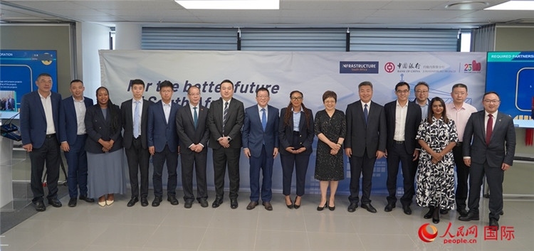 與會(huì)嘉賓合影。人民網(wǎng) 劉暢攝