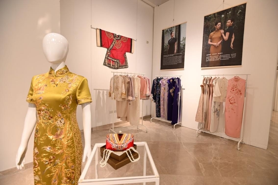 展覽現(xiàn)場展出各種款式的精美旗袍。新加坡中國文化中心供圖