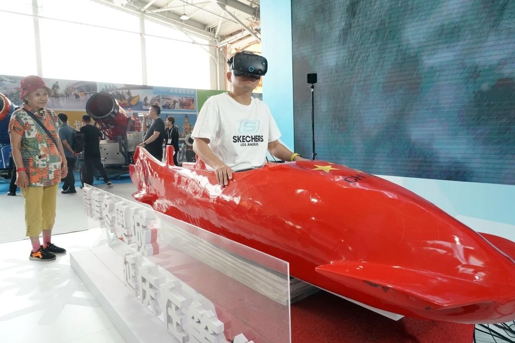 2023年9月15日，觀眾在2023國際冬季運(yùn)動（北京）博覽會現(xiàn)場通過VR設(shè)備體驗(yàn)雪車。新華社記者 任超 攝