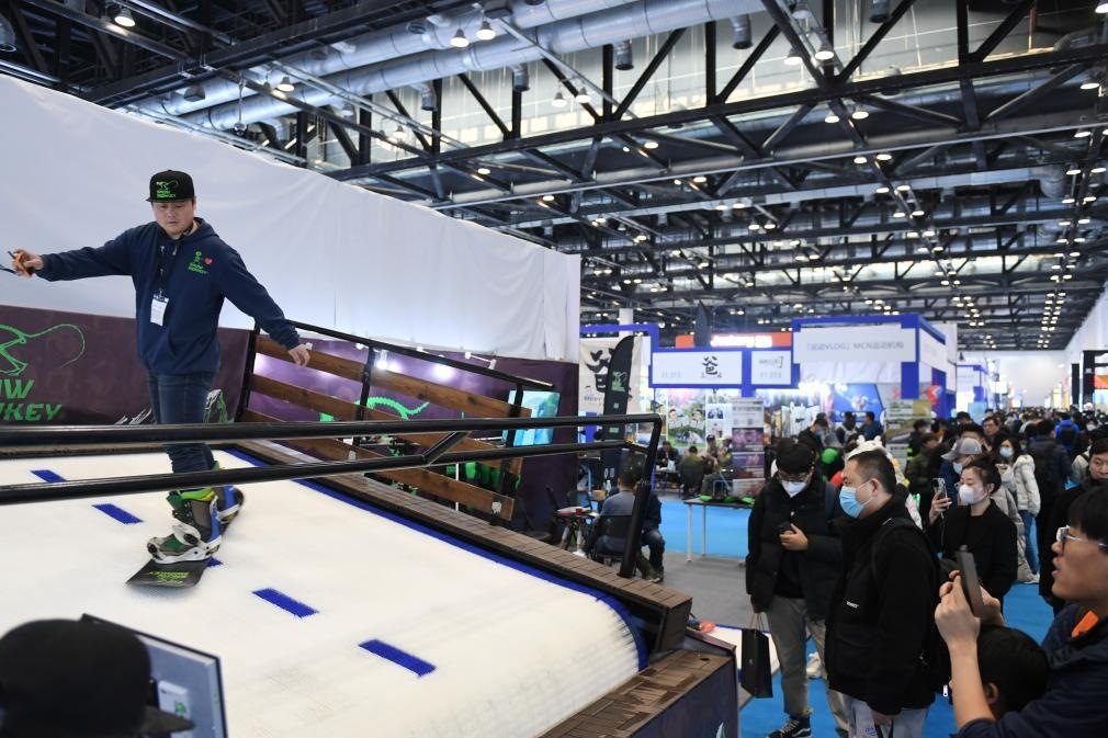 2023年2月11日，參觀者在展會上了解一款模擬滑雪設(shè)備。當(dāng)日，2023亞洲運(yùn)動用品與時(shí)尚展在國家會議中心拉開帷幕。新華社記者 張晨霖 攝