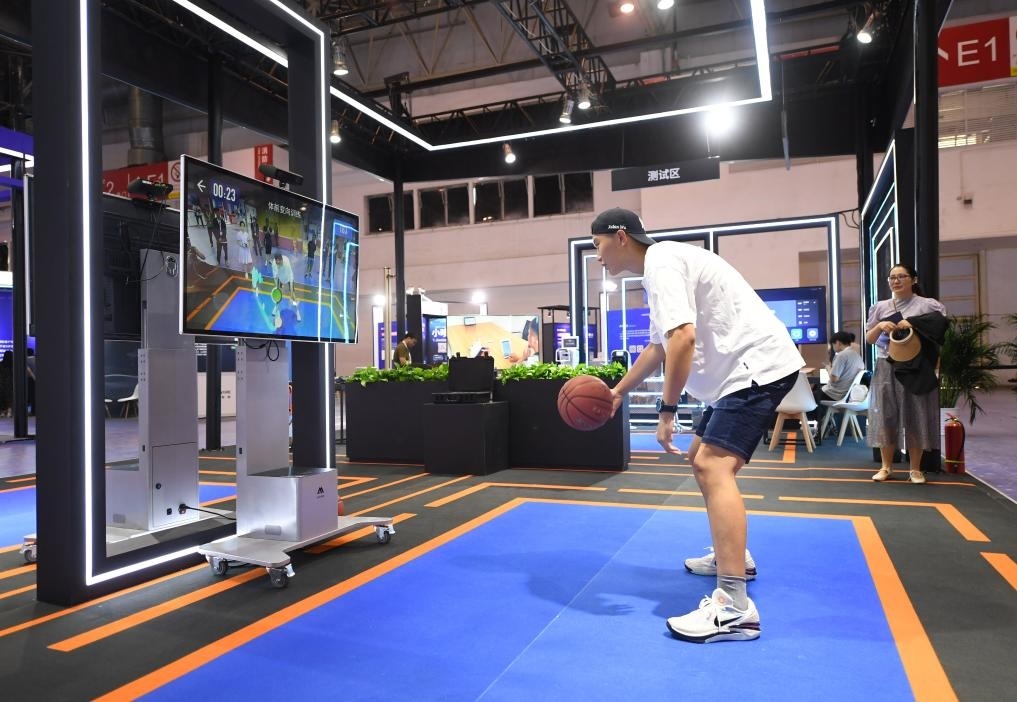 2023年8月25日，在HICOOL2023全球創(chuàng)業(yè)者峰會展覽展示區(qū)，觀眾體驗(yàn)AI智慧體育運(yùn)動系統(tǒng)。當(dāng)日，HICOOL2023全球創(chuàng)業(yè)者峰會在位于北京市順義區(qū)的中國國際展覽中心（新館）開幕。新華社記者 任超 攝