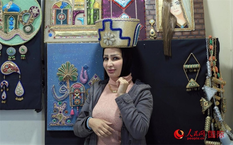 設(shè)計(jì)師展示亞述國(guó)王同款王冠。人民網(wǎng)伊納斯·易卜拉欣攝