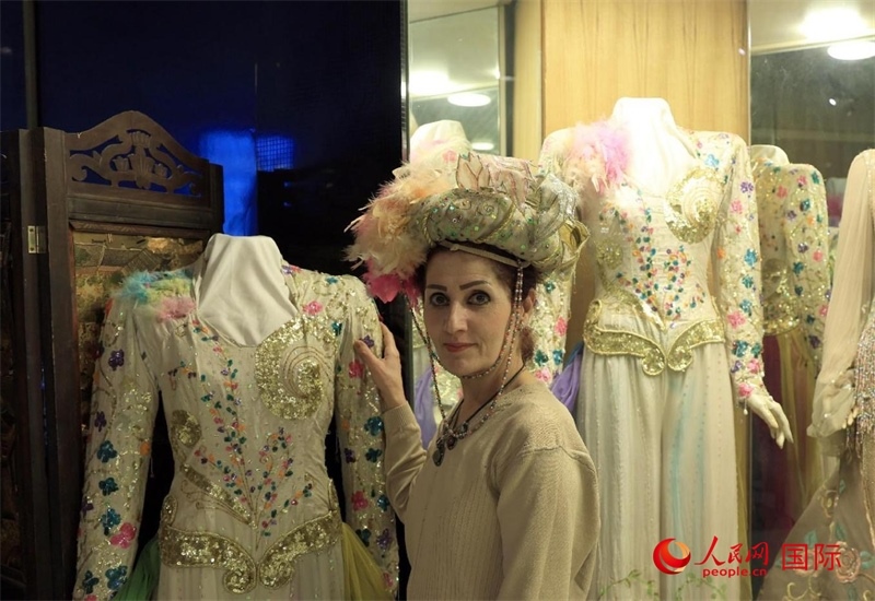 設(shè)計(jì)師展示阿拉伯阿巴斯王朝時(shí)期王冠。人民網(wǎng)伊納斯·易卜拉欣攝