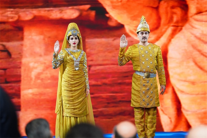 伊拉克時(shí)尚館舉辦的時(shí)裝展上，模特展示亞述時(shí)期服飾。伊拉克時(shí)尚館供圖