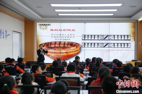 圖為學生在“國寶音樂會”社教課中了解舞蹈紋彩陶盆。中新社記者 馬銘言 攝
