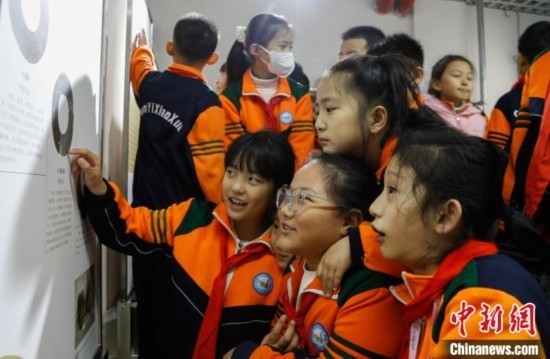 圖為學生參觀青海省博物館“1+3”主題流動展覽，了解在青海喇家遺址出土的齊家文化 · 玉三璜聯(lián)璧。中新社記者 馬銘言 攝