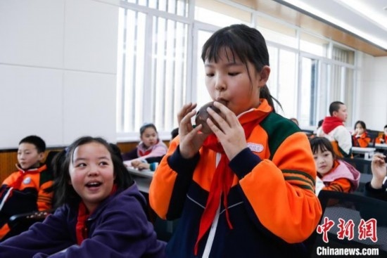 圖為學生在“國寶音樂會”社教課中體驗吹陶塤。中新社記者 馬銘言 攝
