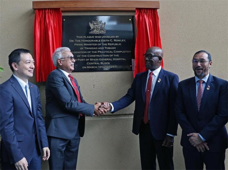 特多總理基思·羅利（右二）等特方政要、中國駐特多使館臨時代辦楊晗（左一）等出席西班牙港總醫(yī)院項(xiàng)目揭幕儀式。中國鐵建（加勒比）有限公司供圖