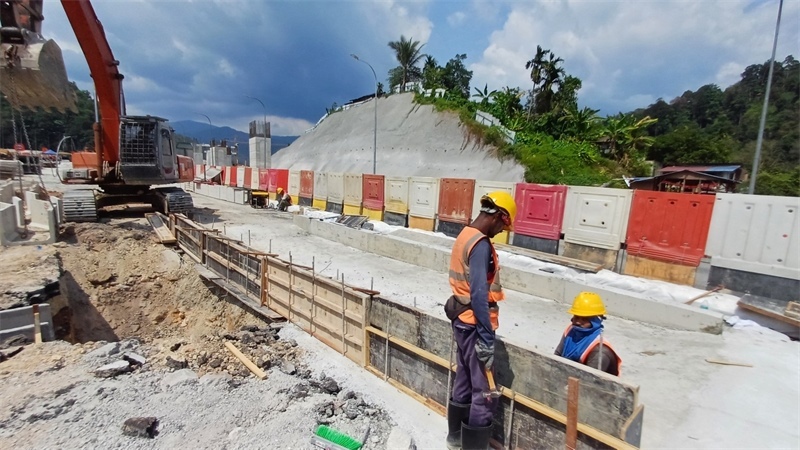 施工現(xiàn)場(chǎng)。 鄧騰亮攝