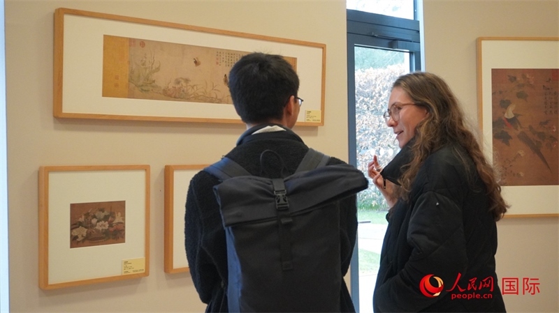 劍橋大學(xué)學(xué)者參觀宋畫特展。人民網(wǎng) 徐量攝