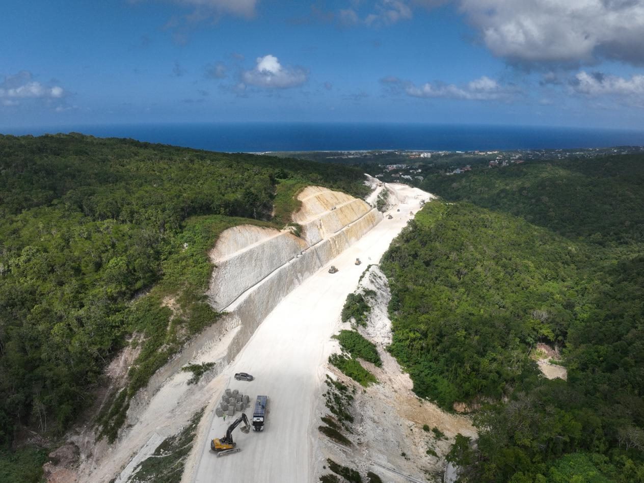圖為中企承建的牙買加蒙特哥貝繞城路項(xiàng)目基層試驗(yàn)段正在進(jìn)行攤鋪和碾壓施工，相關(guān)施工工作已于近日順利完成。中國(guó)港灣美洲區(qū)域公司供圖