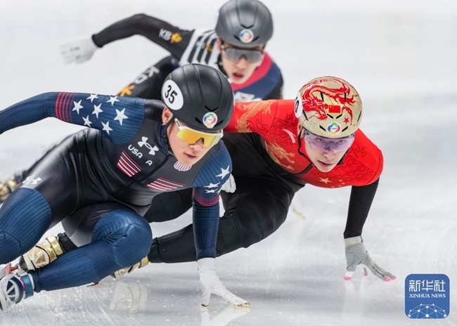 中國隊選手劉少昂（右）在比賽中。新華社記者 孫非 攝