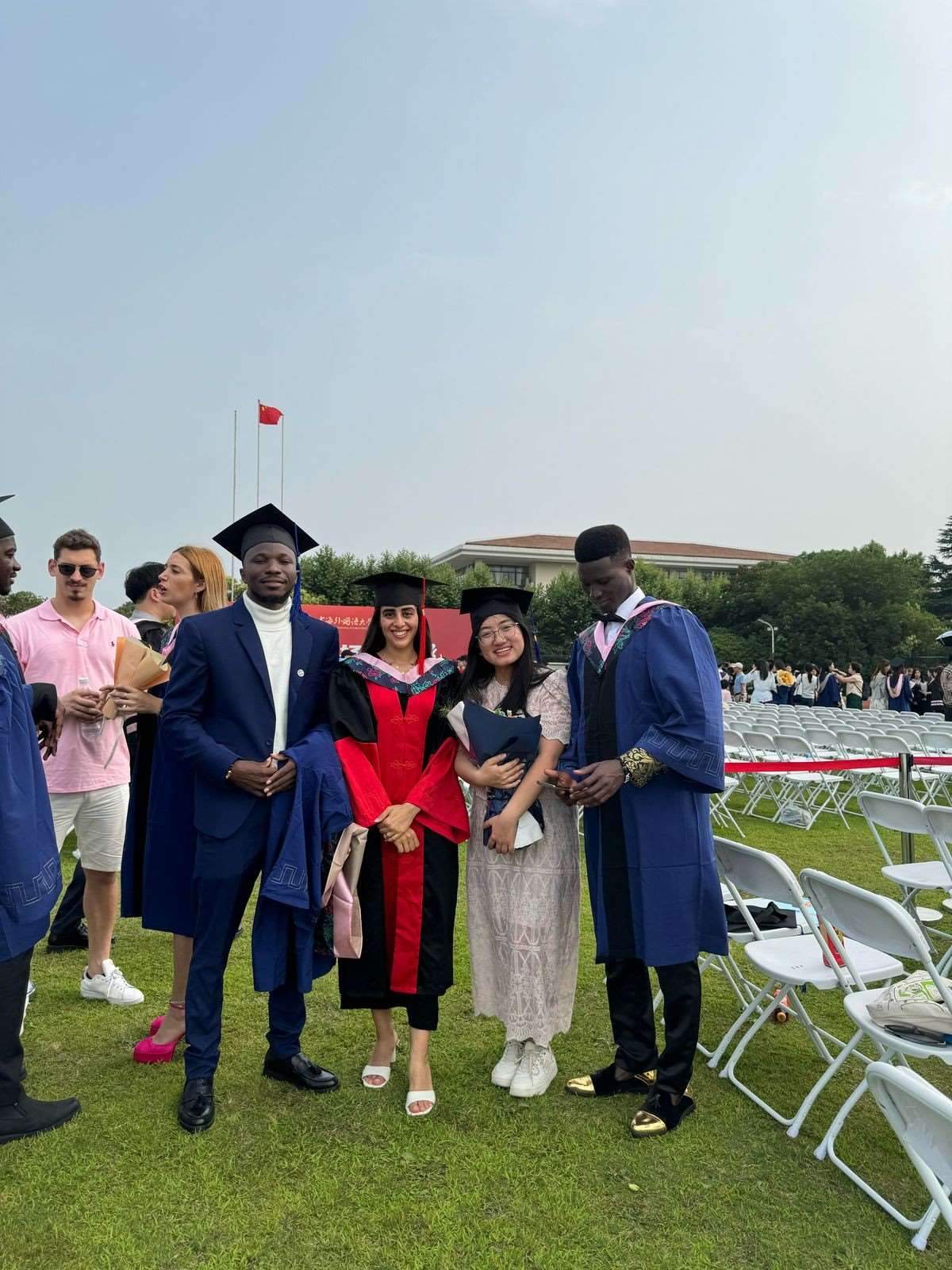 卡友琪（右三）在中國獲得學(xué)位后與同學(xué)合影。受訪者供圖