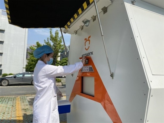 醫(yī)院接收無人機送來的醫(yī)療樣本。受訪者供圖