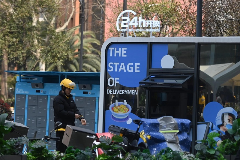 2024年3月15日，位于浙江杭州城西銀泰城廣場的“小哥驛站”正式啟用，網約車司機等新就業(yè)形態(tài)勞動者可在此短暫休憩、補給。