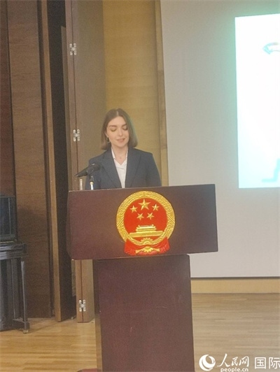 意方學(xué)生代表白綺花發(fā)言。人民網(wǎng)記者 鄭彬攝