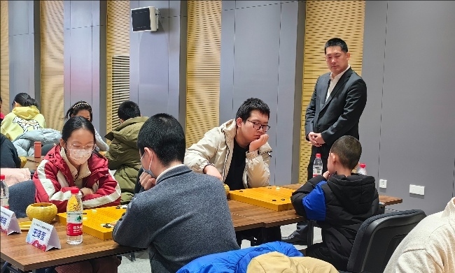 常昊觀戰(zhàn)年輕棋手們比賽。人民網(wǎng)記者 李乃妍攝