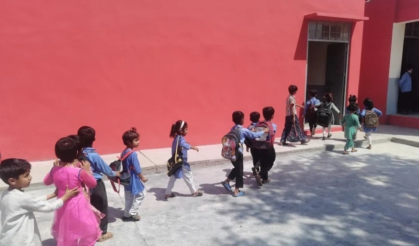 同學(xué)們走進(jìn)修繕一新的校園。中國(guó)電建集團(tuán)湖北工程有限公司供圖