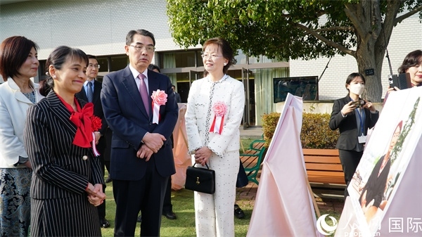 共同觀看女性成就圖片展。人民網(wǎng) 蔣曉辰攝