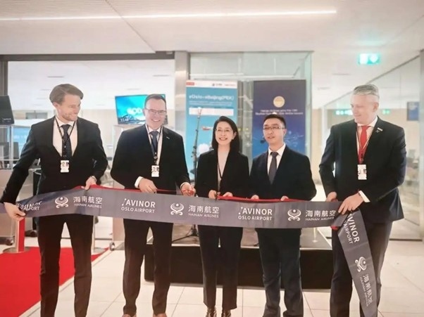 中國駐挪威大使侯悅（中）出席海航奧斯陸—北京直航開航儀式。中國駐挪威大使館供圖