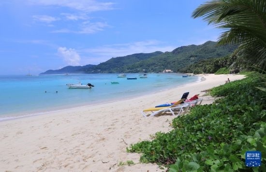 3月19日，游客在塞舌爾馬埃島海邊休閑。新華社記者 董江輝 攝