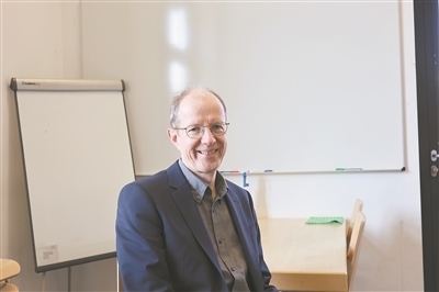 德國物理學(xué)會主席、雷根斯堡大學(xué)凝聚態(tài)物理學(xué)家克勞斯·里希特教授。駐德國記者 李山攝