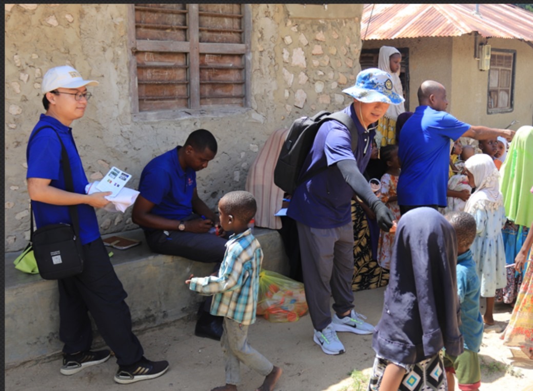 專家組向村民發(fā)放健康教育手冊(cè)和健康教育用品。專家組供圖