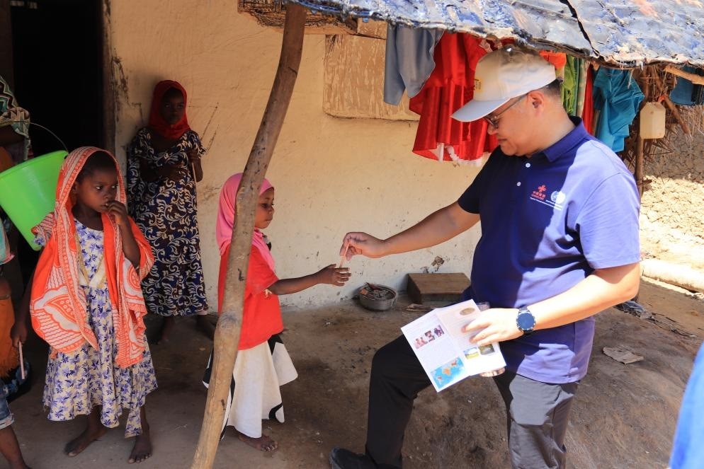 專家組向村民發(fā)放健康教育手冊(cè)和健康教育用品。專家組供圖