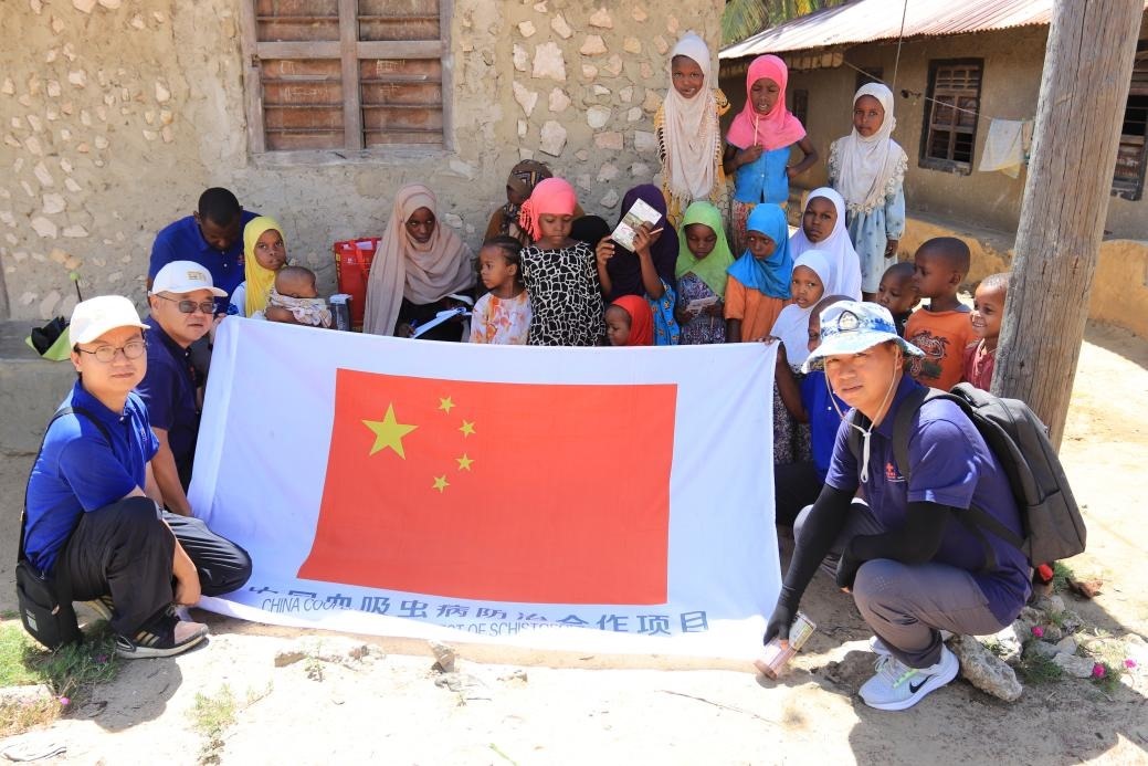 專家組與當(dāng)?shù)卮迕窈嫌?。專家組供圖