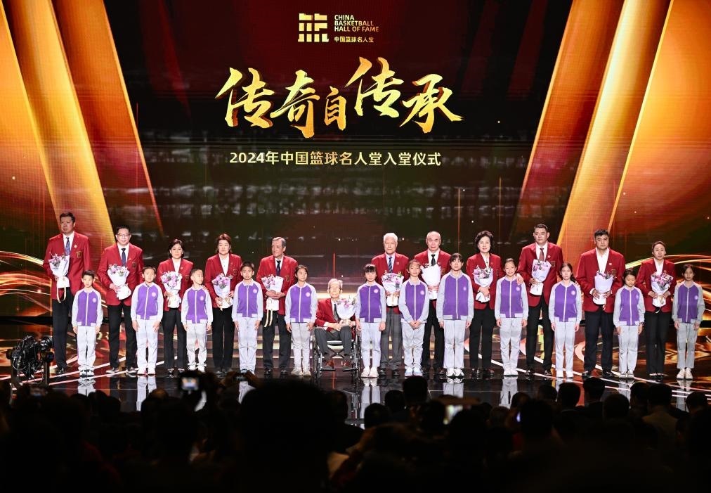3月23日，在場的各屆中國籃球名人堂入堂人物在入堂儀式上合影留念。新華社記者 陳鐘昊 攝