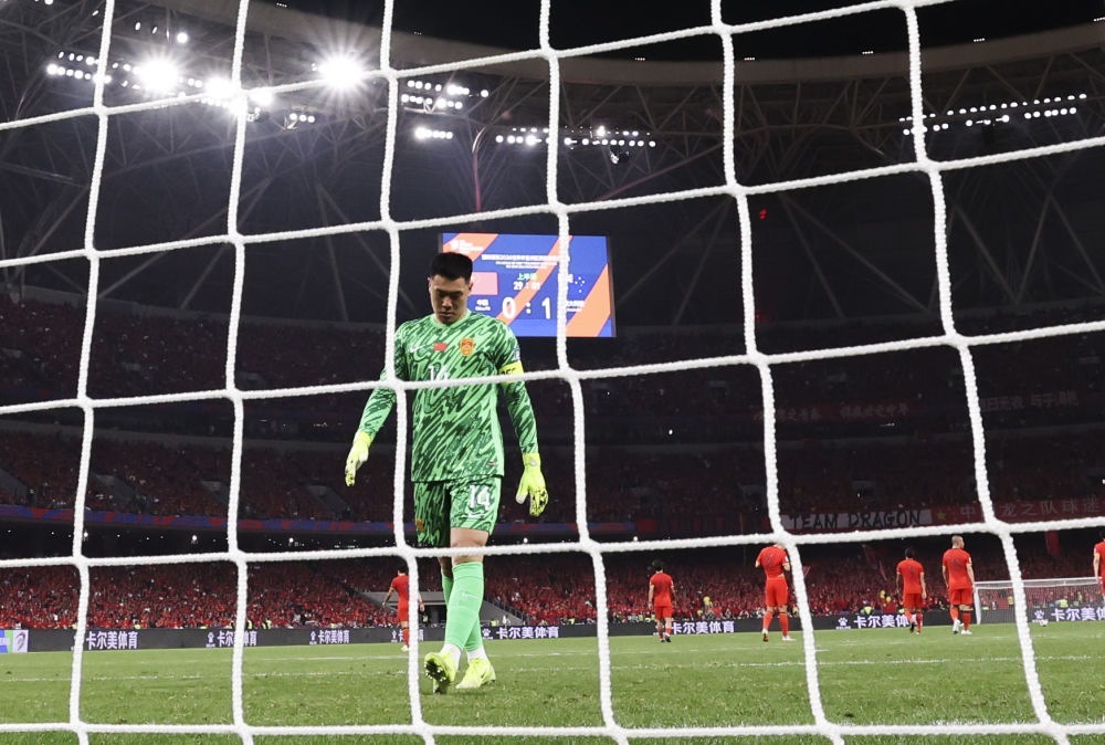 3月25日，中國隊守門員王大雷在球隊丟球后。新華社記者 曹燦 攝